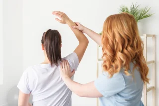 Eine Person hält den Arm einer anderen Person und hält den Arm in die Höhe