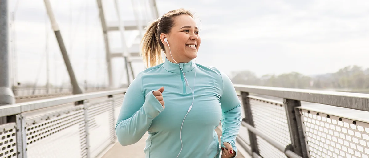 Abbildung einer joggenden Frau in sportlicher Kleidung.