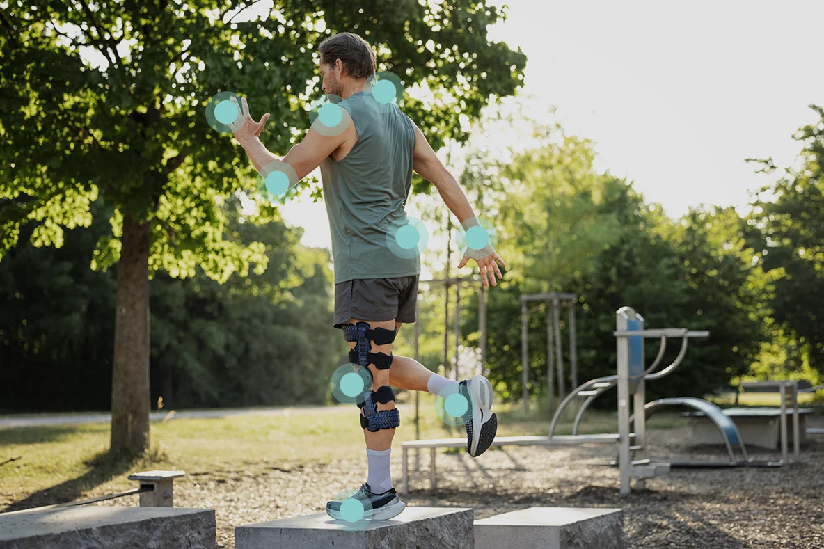 Foto einer Person beim Sport. Markierungen zeigen die Stellen, an denen die folgend genannten Orthesen Anwendung finden können.