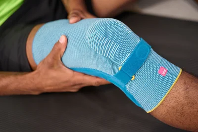 Person mit Kniebandage