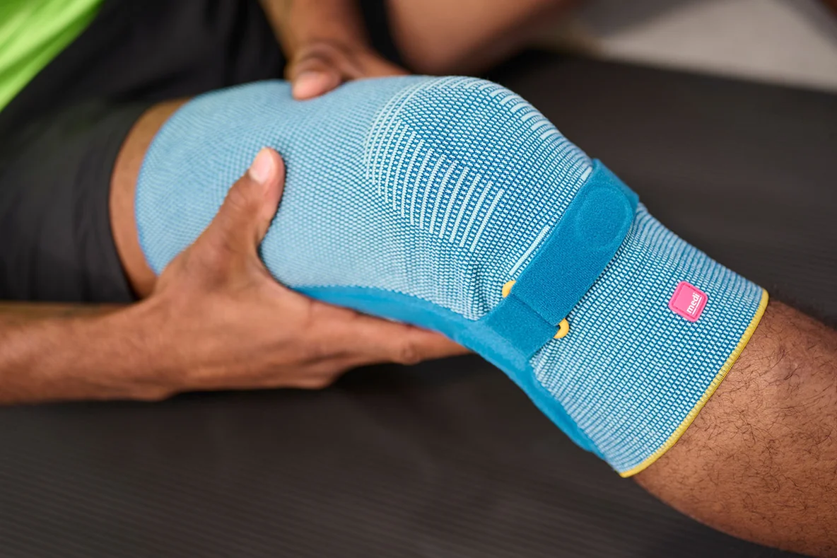Person mit Kniebandage