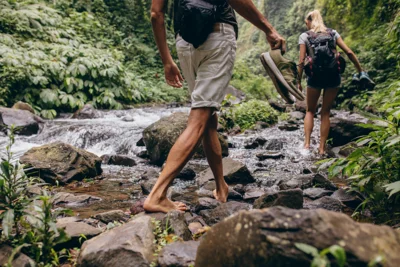 Person beim Wandern. Von der Ferse bis hoch zur Wade heben Markierungen den Wirkungsbereich von sensomotorischen Einlagen hervor.