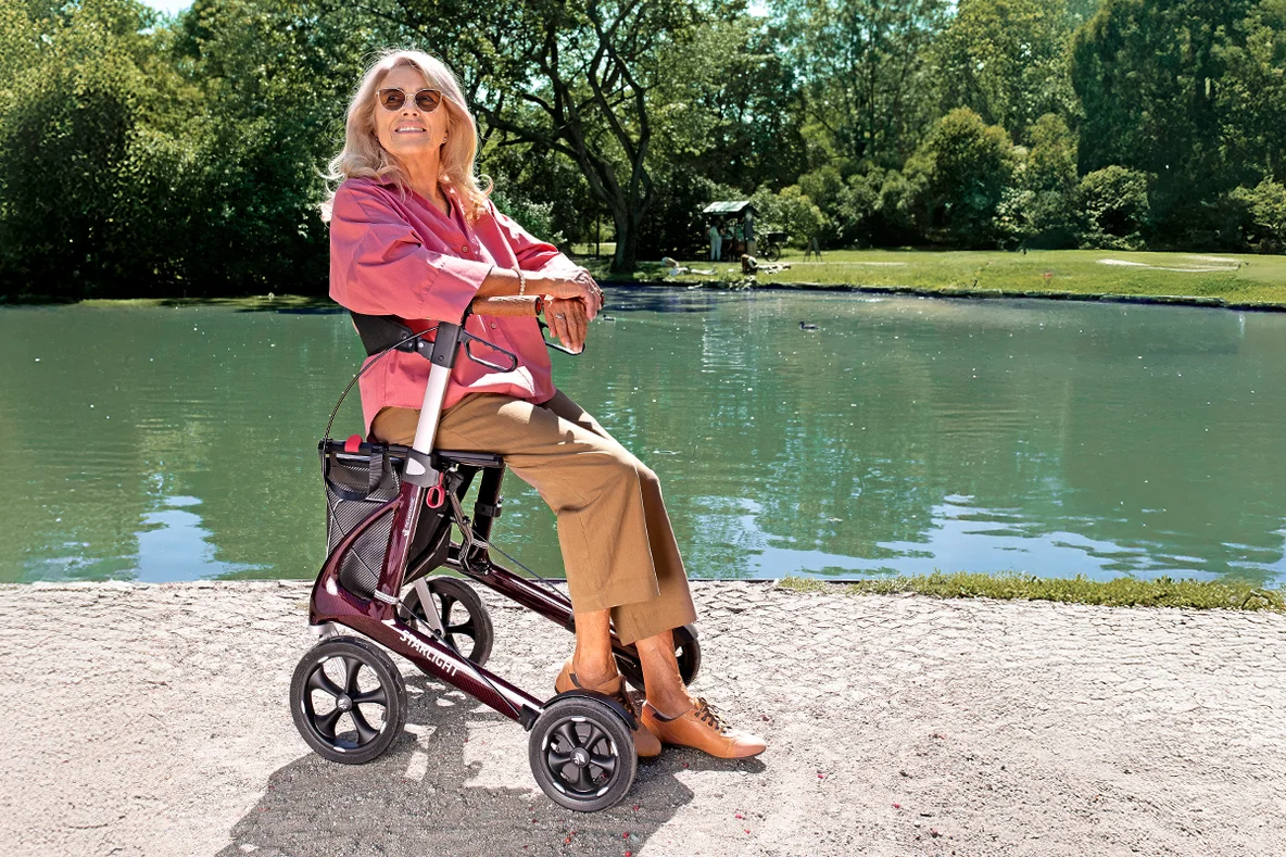 Frau sitzt auf ihrem Rollator