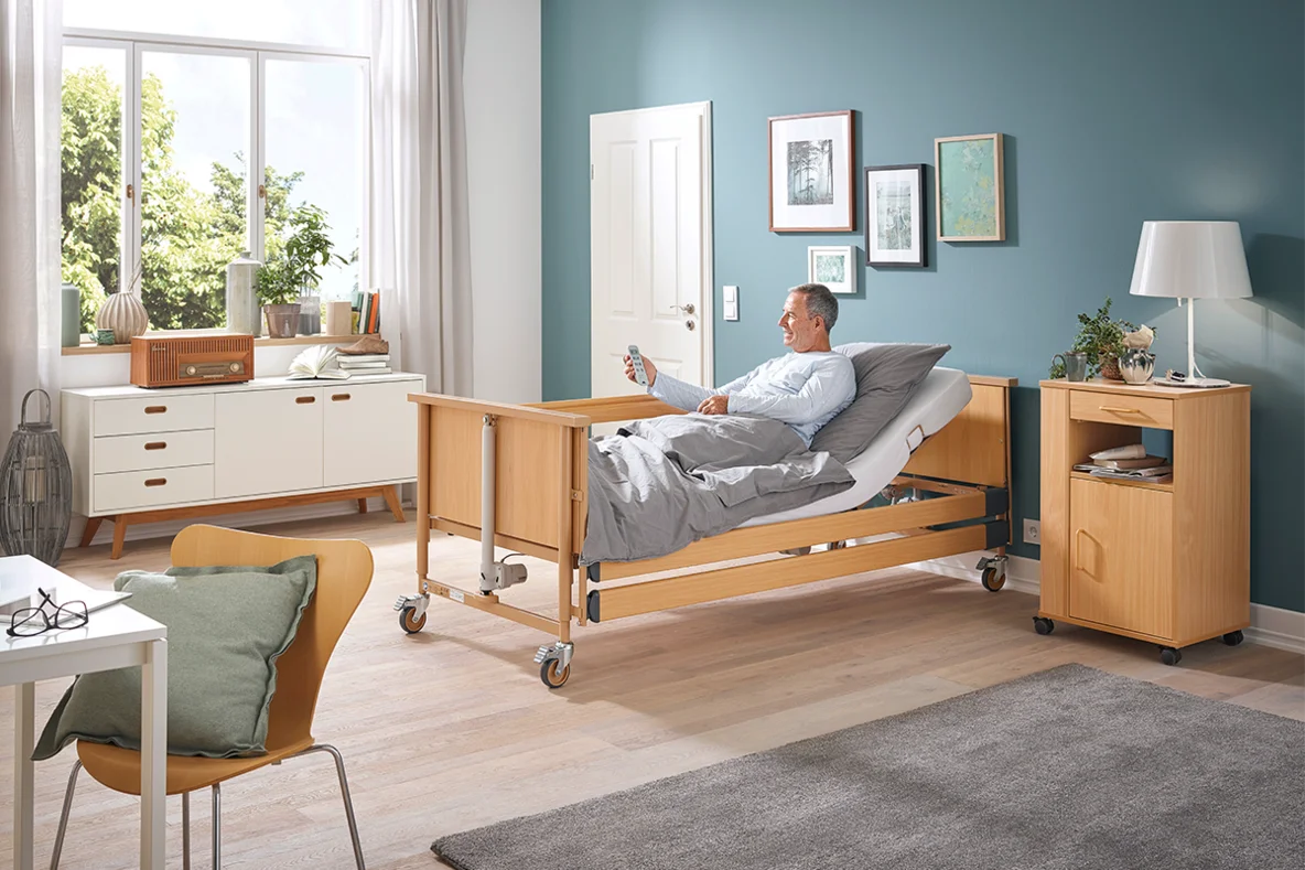 Pflegebett in einem schön eingerichteten Schlafzimmer