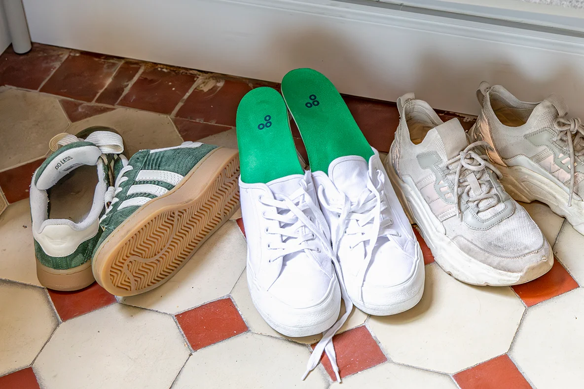 Orthopädische Einlagen, die lose in den Schuhen liegen um sie zu lüften
