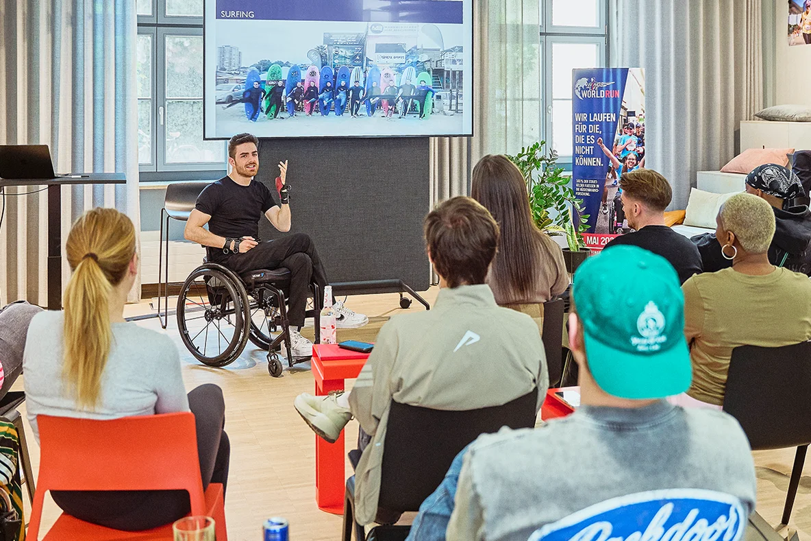 Moritz Brückner hält einen Vortrag vor einer Schulklasse