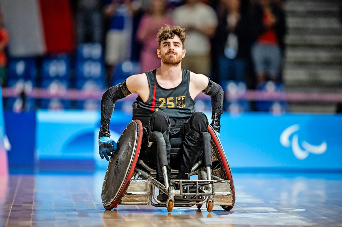 Moritz Brückner beim Rollstuhlsport in einer Halle