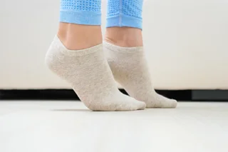 Zwei Füße, die auf Zehenspitzen stehen